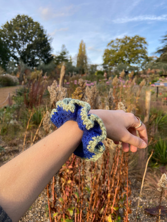 Knit scrunchie - blue with green trim